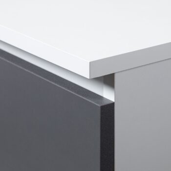 LUISA60 - Ideálny botník pre modernú predsieň Materiál: Vysoko odolné LTD materiál zaručuje dlhú životnosť. Design: Elegantná kombinácia bielej a sivej farby prináša do vašej predsiene nádych moderného štýlu. Vybavenie: Tri výklopné priehradky  poskytujú dostatok priestoru na uskladnenie vašej obuvi a udržujú ju vždy po ruke av perfektnom poriadku.  Rozmer: 113 x 60 x 28.5 cm - ideálna veľkosť pre každú predsieň. Typ tovaru: Botník - spojenie funkčnosti a estetiky. Počet políc: 3 - všetko pre vašu obuv vždy pekne usporiadané.  Oživte svoju predsieň s botníkom LUISA60 a užite si kombináciu krásy a praktickosti!