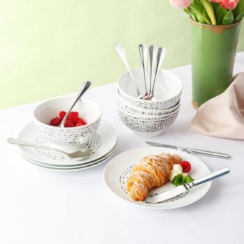Set špeciálne vyskladaný na servírovanie kombinácie raňajok a obeda – brunchu, ktorý ocení každý hostiteľ. Skladá sa z praktického porcelánu a príboru, ktorý pri neobyčajnom jedle dňa využijete. S týmto setom premeníte každý brunch na zážitok. Set obsahuje: 4× miska na cereálie 14 cm – Basic Dots 4× dezertný tanier 20,5 cm – Basic Dots 2× nôž na maslo – Baguette Gastro 6× Raňajková lyžica – Baguette Gastro