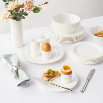 Set špeciálne vyskladaný na servírovanie kombinácie raňajok a obeda – brunchu. Nájdete v ňom pomôcky, ktoré vás podržia pri jeho príprave na stôl, no aj porcelán, ktorý zas oceníte pri samotnej konzumácii jedla. Set obsahuje: 6× misa okrúhla 16 cm – Premium Platinum Line 6× tanier na predjedlo 21 cm – Premium Platinum Line 6× pohárik na vajíčko 4,5 cm – Premium Platinum Line 6× tanier na pečivo 17 cm – Premium Platinum Line 2× nôž na maslo – Faro