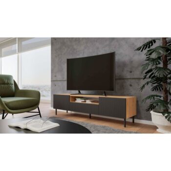 Moderný TV stolík CAMILA sa stane pýchou každej obývačky. Stolík stojí na čiernych 13 cm kovových nohách, ktoré mu dodávajú štýlový dizajn a je tak praktický na údržbu. Zaujímavé vlnité čelá dverí, ktoré sú usporiadané vertikálne tak, aby imitovali lamely sa postarajú o originálny a zaujímavý dizajn. Farebné prevedenie: dub Artisan / čierna matnáMATERIÁL: Korpus - laminovaná drevotrieska 16 mm.Predná strana - MDF doska, hrúbka 18 mm, potiahnutá melamínom, frézovaná, potiahnutá fóliouPánty - kov / oceľ, s možnosťou jemného nastaveniaROZMERY: Hĺbka: 40 cmŠírka: 160 cmVýška: 43 cmDodávame v demonte.  