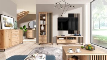 Mimoriadne módne lamely v kombinácii s čiernym, matným plátom a teplou farbou dreva robia sektorový nábytok CAROLYN výnimočným a neprehliadnuteľným. Je vyrobený pre tých, ktorí radi sledujú najnovšie trendy, ale riadia sa modernými a funkčnými riešeniami.Štýlová vitrína má dizajnový prvok v podobe lamiel, ktoré sú uchytené na dvierkach skrinky. Tmavé pozadie dodáva elegantný vzhľad. Vitrína má dve police za presklenými dvierkami a dve police za plnými dvierkami. Jemné čierne úchyty  s farebným prevedením dub Artisan vytvárajú krásny celok. Je vyrobená z LTD dosky s hranami ABS. Vitrína stojí na dizajnových kovových nožičkách, ktoré jej dodávajú jedinečný industriálny charakter.Rozmery (š/h/v) 86,4 x 40,6 x 141,9 cm. Dodávané v demonte.  Všetky kúsky z kolekcie Carolyn kombinujú najkvalitnejšie materiály a solídne spracovanie.