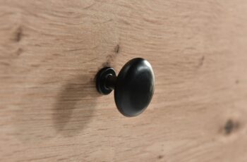 Mimoriadne módne lamely v kombinácii s čiernym, matným plátom a teplou farbou dreva robia sektorový nábytok CAROLYN výnimočným a neprehliadnuteľným. Je vyrobený pre tých, ktorí radi sledujú najnovšie trendy, ale riadia sa modernými a funkčnými riešeniami.Štýlová vitrína má dizajnový prvok v podobe lamiel, ktoré sú uchytené na dvierkach skrinky. Tmavé pozadie dodáva elegantný vzhľad. Vitrína má dve police za presklenými dvierkami a dve police za plnými dvierkami. Jemné čierne úchyty  s farebným prevedením dub Artisan vytvárajú krásny celok. Je vyrobená z LTD dosky s hranami ABS. Vitrína stojí na dizajnových kovových nožičkách, ktoré jej dodávajú jedinečný industriálny charakter.Rozmery (š/h/v) 86,4 x 40,6 x 141,9 cm. Dodávané v demonte.  Všetky kúsky z kolekcie Carolyn kombinujú najkvalitnejšie materiály a solídne spracovanie.