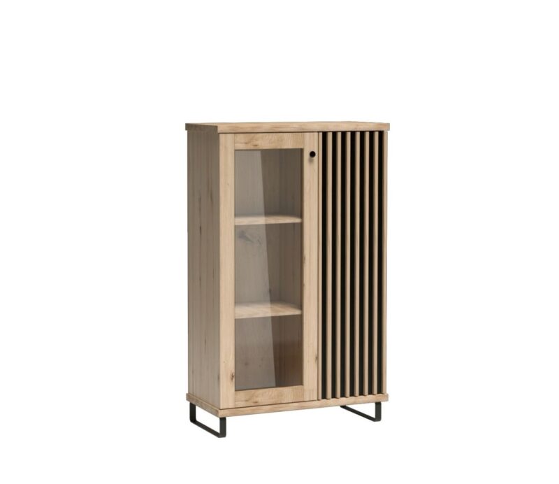 CAROLYN 3 nízka vitrína na nožičkách, dub artisan Mimoriadne módne lamely v kombinácii s čiernym, matným plátom a teplou farbou dreva robia sektorový nábytok CAROLYN výnimočným a neprehliadnuteľným. Je vyrobený pre tých, ktorí radi sledujú najnovšie trendy, ale riadia sa modernými a funkčnými riešeniami.Štýlová vitrína má dizajnový prvok v podobe lamiel, ktoré sú uchytené na dvierkach skrinky. Tmavé pozadie dodáva elegantný vzhľad. Vitrína má dve police za presklenými dvierkami a dve police za plnými dvierkami. Jemné čierne úchyty s farebným prevedením dub Artisan vytvárajú krásny celok. Je vyrobená z LTD dosky s hranami ABS. Vitrína stojí na dizajnových kovových nožičkách, ktoré jej dodávajú jedinečný industriálny charakter.Rozmery (š/h/v) 86,4 x 40,6 x 141,9 cm. Dodávané v demonte. Všetky kúsky z kolekcie Carolyn kombinujú najkvalitnejšie materiály a solídne spracovanie.