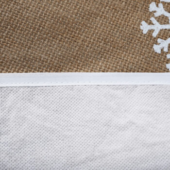 Podložka pod vianočný stromček Cecilia s priemerom 120 cm v elegantnej béžovej farbe je ideálnym doplnkom pre váš interiér počas sviatočného obdobia. Táto moderná podložka, vyrobená z kvalitných materiálov, ponúka nielen estetický vzhľad, ale aj praktickosť. Jej svetlá béžová farba sa ľahko…