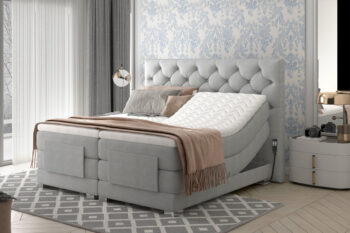 CEDRIK je výnimočná posteľ v luxusnom prevedení. Patrí medzi vysoké boxspringové postele, ktoré ponúkajú jednoduché vstávanie a sadanie na posteľ. Spacia plocha 140 x 200 cm je rozdelená na dve lôžkové časti. Elektricky nastaviteľný rám s diaľkovým ovládaním dáva možnosť polohovania matraca pri hlave aj pri nohách (viď foto). Každé lôžko má samostatný ovládač a môže si nastaviť ideálnu polohu podľa vlastných požiadaviek. Najvýraznejším dizajnovým prvkom je vyvýšené čelo postele, ktoré poskytne pohodlnú opierku hravy a ochráni stenu pred oderom. Zaujímavý je aj dizajn predného čela. Jednofarebné prevedenie dáva možnosť variabilnej kombinácie s ďalším nábytkom či farbami.Posteľ ponúka viac vrstiev matracov. Spodný matrac je vyrobený z bonellovej pružiny, stredový je pocketový. Pre zabezpečenie ešte vyššieho komfortu je súčasťou postele horný topper, ktorý tvorí PUR pena T2542. Matrac je obojstranný. Poťah je hypoalergénny, snímateľný a prateľný pri 40 ℃. Tvrdosť postele je H3. Rozmery (š/v/h): 158 x 130 x 217 cm. Výška ložnej plochy je 67 cm. Hrúbka zadného čela je 15 cm. Posteľ sa predáva kompletná, nie je potrebné doobjednávať rošt ani matrac.  Posteľ je celočalúnená kvalitnou látkou Dora 63.Posteľ CEDRIK Vám poskytne komfort, pohodlie a štýlový dizajn. V našej ponuke nájdete aj ďalšie rozmery a farebné prevedenia tejto unikátnej postele. 