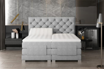 CEDRIK je výnimočná posteľ v luxusnom prevedení. Patrí medzi vysoké boxspringové postele, ktoré ponúkajú jednoduché vstávanie a sadanie na posteľ. Spacia plocha 140 x 200 cm je rozdelená na dve lôžkové časti. Elektricky nastaviteľný rám s diaľkovým ovládaním dáva možnosť polohovania matraca pri hlave aj pri nohách (viď foto). Každé lôžko má samostatný ovládač a môže si nastaviť ideálnu polohu podľa vlastných požiadaviek. Najvýraznejším dizajnovým prvkom je vyvýšené čelo postele, ktoré poskytne pohodlnú opierku hravy a ochráni stenu pred oderom. Zaujímavý je aj dizajn predného čela. Jednofarebné prevedenie dáva možnosť variabilnej kombinácie s ďalším nábytkom či farbami.Posteľ ponúka viac vrstiev matracov. Spodný matrac je vyrobený z bonellovej pružiny, stredový je pocketový. Pre zabezpečenie ešte vyššieho komfortu je súčasťou postele horný topper, ktorý tvorí PUR pena T2542. Matrac je obojstranný. Poťah je hypoalergénny, snímateľný a prateľný pri 40 ℃. Tvrdosť postele je H3. Rozmery (š/v/h): 158 x 130 x 217 cm. Výška ložnej plochy je 67 cm. Hrúbka zadného čela je 15 cm. Posteľ sa predáva kompletná, nie je potrebné doobjednávať rošt ani matrac.  Posteľ je celočalúnená kvalitnou látkou Dora 63.Posteľ CEDRIK Vám poskytne komfort, pohodlie a štýlový dizajn. V našej ponuke nájdete aj ďalšie rozmery a farebné prevedenia tejto unikátnej postele. 