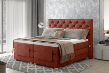 CEDRIK je výnimočná posteľ v luxusnom prevedení. Patrí medzi vysoké boxspringové postele, ktoré ponúkajú jednoduché vstávanie a sadanie na posteľ. Spacia plocha 180 x 200 cm je rozdelená na dve lôžkové časti. Elektricky nastaviteľný rám s diaľkovým ovládaním dáva možnosť polohovania matraca pri hlave aj pri nohách (viď foto). Každé lôžko má samostatný ovládač a môže si nastaviť ideálnu polohu podľa vlastných požiadaviek. Najvýraznejším dizajnovým prvkom je vyvýšené čelo postele, ktoré poskytne pohodlnú opierku hravy a ochráni stenu pred oderom. Zaujímavý je aj dizajn predného čela. Jednofarebné prevedenie dáva možnosť variabilnej kombinácie s ďalším nábytkom či farbami.Posteľ ponúka viac vrstiev matracov. Spodný matrac je vyrobený z bonellovej pružiny, stredový je pocketový. Pre zabezpečenie ešte vyššieho komfortu je súčasťou postele horný topper, ktorý tvorí PUR pena T2542. Posteľ je celočalúnená kvalitnou látkou Dora 63.Rozmery (š/v/h): 198 x 130 x 217 cm. Výška ložnej plochy je 67 cm. Hrúbka zadného čela je 15 cm. Matrac je obojstranný. Poťah je hypoalergénny, snímateľný a prateľný pri 40 ℃. Tvrdosť postele je H3. Posteľ sa predáva kompletná, nie je potrebné doobjednávať rošt ani matrac.Posteľ CEDRIK Vám poskytne komfort, pohodlie a štýlový dizajn. V našej ponuke nájdete aj ďalšie rozmery a farebné prevedenia tejto unikátnej postele. 