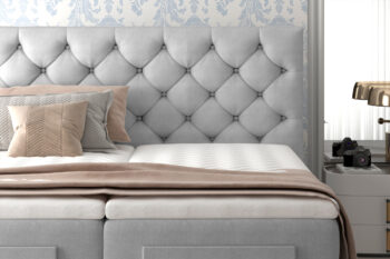 CEDRIK je výnimočná posteľ v luxusnom prevedení. Patrí medzi vysoké boxspringové postele, ktoré ponúkajú jednoduché vstávanie a sadanie na posteľ. Spacia plocha 180 x 200 cm je rozdelená na dve lôžkové časti. Elektricky nastaviteľný rám s diaľkovým ovládaním dáva možnosť polohovania matraca pri hlave aj pri nohách (viď foto). Každé lôžko má samostatný ovládač a môže si nastaviť ideálnu polohu podľa vlastných požiadaviek. Najvýraznejším dizajnovým prvkom je vyvýšené čelo postele, ktoré poskytne pohodlnú opierku hravy a ochráni stenu pred oderom. Zaujímavý je aj dizajn predného čela. Jednofarebné prevedenie dáva možnosť variabilnej kombinácie s ďalším nábytkom či farbami.Posteľ ponúka viac vrstiev matracov. Spodný matrac je vyrobený z bonellovej pružiny, stredový je pocketový. Pre zabezpečenie ešte vyššieho komfortu je súčasťou postele horný topper, ktorý tvorí PUR pena T2542. Posteľ je celočalúnená kvalitnou látkou Dora 63.Rozmery (š/v/h): 198 x 130 x 217 cm. Výška ložnej plochy je 67 cm. Hrúbka zadného čela je 15 cm. Matrac je obojstranný. Poťah je hypoalergénny, snímateľný a prateľný pri 40 ℃. Tvrdosť postele je H3. Posteľ sa predáva kompletná, nie je potrebné doobjednávať rošt ani matrac.Posteľ CEDRIK Vám poskytne komfort, pohodlie a štýlový dizajn. V našej ponuke nájdete aj ďalšie rozmery a farebné prevedenia tejto unikátnej postele. 