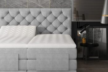 CEDRIK je výnimočná posteľ v luxusnom prevedení. Patrí medzi vysoké boxspringové postele, ktoré ponúkajú jednoduché vstávanie a sadanie na posteľ. Spacia plocha 160 x 200 cm je rozdelená na dve lôžkové časti. Elektricky nastaviteľný rám s diaľkovým ovládaním dáva možnosť polohovania matraca pri hlave aj pri nohách (viď foto). Každé lôžko má samostatný ovládač a môže si nastaviť ideálnu polohu podľa vlastných požiadaviek. Najvýraznejším dizajnovým prvkom je vyvýšené čelo postele, ktoré poskytne pohodlnú opierku hravy a ochráni stenu pred oderom. Zaujímavý je aj dizajn predného čela. Jednofarebné prevedenie dáva možnosť variabilnej kombinácie s ďalším nábytkom či farbami.Posteľ ponúka viac vrstiev matracov. Spodný matrac je vyrobený z bonellovej pružiny, stredový je pocketový. Pre zabezpečenie ešte vyššieho komfortu je súčasťou postele horný topper, ktorý tvorí PUR pena T2542. Posteľ je celočalúnená kvalitnou látkou Grande 81.Rozmery (š/v/h): 178 x 130 x 217 cm. Výška ložnej plochy je 67 cm. Hrúbka zadného čela je 15 cm. Matrac je obojstranný. Poťah je hypoalergénny, snímateľný a prateľný pri 40 ℃. Tvrdosť postele je H3. Posteľ sa predáva kompletná, nie je potrebné doobjednávať rošt ani matrac.Posteľ CEDRIK Vám poskytne komfort, pohodlie a štýlový dizajn. V našej ponuke nájdete aj ďalšie rozmery a farebné prevedenia tejto unikátnej postele. 