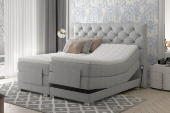 CEDRIK je výnimočná posteľ v luxusnom prevedení. Patrí medzi vysoké boxspringové postele, ktoré ponúkajú jednoduché vstávanie a sadanie na posteľ. Spacia plocha 180 x 200 cm je rozdelená na dve lôžkové časti. Elektricky nastaviteľný rám s diaľkovým ovládaním dáva možnosť polohovania matraca pri hlave aj pri nohách (viď foto). Každé lôžko má samostatný ovládač a môže si nastaviť ideálnu polohu podľa vlastných požiadaviek. Najvýraznejším dizajnovým prvkom je vyvýšené čelo postele, ktoré poskytne pohodlnú opierku hravy a ochráni stenu pred oderom. Zaujímavý je aj dizajn predného čela. Jednofarebné prevedenie dáva možnosť variabilnej kombinácie s ďalším nábytkom či farbami.Posteľ ponúka viac vrstiev matracov. Spodný matrac je vyrobený z bonellovej pružiny, stredový je pocketový. Pre zabezpečenie ešte vyššieho komfortu je súčasťou postele horný topper, ktorý tvorí PUR pena T2542. Posteľ je celočalúnená kvalitnou látkou Grande 81.Rozmery (š/v/h): 198 x 130 x 217 cm. Výška ložnej plochy je 67 cm. Hrúbka zadného čela je 15 cm. Matrac je obojstranný. Poťah je hypoalergénny, snímateľný a prateľný pri 40 ℃. Tvrdosť postele je H3. Posteľ sa predáva kompletná, nie je potrebné doobjednávať rošt ani matrac.Posteľ CEDRIK Vám poskytne komfort, pohodlie a štýlový dizajn. V našej ponuke nájdete aj ďalšie rozmery a farebné prevedenia tejto unikátnej postele. 