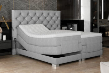 CEDRIK je výnimočná posteľ v luxusnom prevedení. Patrí medzi vysoké boxspringové postele, ktoré ponúkajú jednoduché vstávanie a sadanie na posteľ. Spacia plocha 180 x 200 cm je rozdelená na dve lôžkové časti. Elektricky nastaviteľný rám s diaľkovým ovládaním dáva možnosť polohovania matraca pri hlave aj pri nohách (viď foto). Každé lôžko má samostatný ovládač a môže si nastaviť ideálnu polohu podľa vlastných požiadaviek. Najvýraznejším dizajnovým prvkom je vyvýšené čelo postele, ktoré poskytne pohodlnú opierku hravy a ochráni stenu pred oderom. Zaujímavý je aj dizajn predného čela. Jednofarebné prevedenie dáva možnosť variabilnej kombinácie s ďalším nábytkom či farbami.Posteľ ponúka viac vrstiev matracov. Spodný matrac je vyrobený z bonellovej pružiny, stredový je pocketový. Pre zabezpečenie ešte vyššieho komfortu je súčasťou postele horný topper, ktorý tvorí PUR pena T2542. Posteľ je celočalúnená kvalitnou látkou Grande 81.Rozmery (š/v/h): 198 x 130 x 217 cm. Výška ložnej plochy je 67 cm. Hrúbka zadného čela je 15 cm. Matrac je obojstranný. Poťah je hypoalergénny, snímateľný a prateľný pri 40 ℃. Tvrdosť postele je H3. Posteľ sa predáva kompletná, nie je potrebné doobjednávať rošt ani matrac.Posteľ CEDRIK Vám poskytne komfort, pohodlie a štýlový dizajn. V našej ponuke nájdete aj ďalšie rozmery a farebné prevedenia tejto unikátnej postele. 