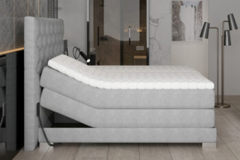 CEDRIK je výnimočná posteľ v luxusnom prevedení. Patrí medzi vysoké boxspringové postele, ktoré ponúkajú jednoduché vstávanie a sadanie na posteľ. Spacia plocha 180 x 200 cm je rozdelená na dve lôžkové časti. Elektricky nastaviteľný rám s diaľkovým ovládaním dáva možnosť polohovania matraca pri hlave aj pri nohách (viď foto). Každé lôžko má samostatný ovládač a môže si nastaviť ideálnu polohu podľa vlastných požiadaviek. Najvýraznejším dizajnovým prvkom je vyvýšené čelo postele, ktoré poskytne pohodlnú opierku hravy a ochráni stenu pred oderom. Zaujímavý je aj dizajn predného čela. Jednofarebné prevedenie dáva možnosť variabilnej kombinácie s ďalším nábytkom či farbami.Posteľ ponúka viac vrstiev matracov. Spodný matrac je vyrobený z bonellovej pružiny, stredový je pocketový. Pre zabezpečenie ešte vyššieho komfortu je súčasťou postele horný topper, ktorý tvorí PUR pena T2542. Posteľ je celočalúnená kvalitnou látkou Grande 81.Rozmery (š/v/h): 198 x 130 x 217 cm. Výška ložnej plochy je 67 cm. Hrúbka zadného čela je 15 cm. Matrac je obojstranný. Poťah je hypoalergénny, snímateľný a prateľný pri 40 ℃. Tvrdosť postele je H3. Posteľ sa predáva kompletná, nie je potrebné doobjednávať rošt ani matrac.Posteľ CEDRIK Vám poskytne komfort, pohodlie a štýlový dizajn. V našej ponuke nájdete aj ďalšie rozmery a farebné prevedenia tejto unikátnej postele. 