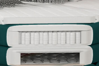 CEDRIK je výnimočná posteľ v luxusnom prevedení. Patrí medzi vysoké boxspringové postele, ktoré ponúkajú jednoduché vstávanie a sadanie na posteľ. Spacia plocha 180 x 200 cm je rozdelená na dve lôžkové časti. Elektricky nastaviteľný rám s diaľkovým ovládaním dáva možnosť polohovania matraca pri hlave aj pri nohách (viď foto). Každé lôžko má samostatný ovládač a môže si nastaviť ideálnu polohu podľa vlastných požiadaviek. Najvýraznejším dizajnovým prvkom je vyvýšené čelo postele, ktoré poskytne pohodlnú opierku hravy a ochráni stenu pred oderom. Zaujímavý je aj dizajn predného čela. Jednofarebné prevedenie dáva možnosť variabilnej kombinácie s ďalším nábytkom či farbami.Posteľ ponúka viac vrstiev matracov. Spodný matrac je vyrobený z bonellovej pružiny, stredový je pocketový. Pre zabezpečenie ešte vyššieho komfortu je súčasťou postele horný topper, ktorý tvorí PUR pena T2542. Posteľ je celočalúnená kvalitnou látkou Grande 81.Rozmery (š/v/h): 198 x 130 x 217 cm. Výška ložnej plochy je 67 cm. Hrúbka zadného čela je 15 cm. Matrac je obojstranný. Poťah je hypoalergénny, snímateľný a prateľný pri 40 ℃. Tvrdosť postele je H3. Posteľ sa predáva kompletná, nie je potrebné doobjednávať rošt ani matrac.Posteľ CEDRIK Vám poskytne komfort, pohodlie a štýlový dizajn. V našej ponuke nájdete aj ďalšie rozmery a farebné prevedenia tejto unikátnej postele. 