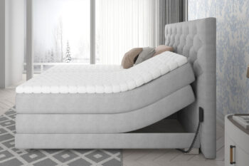 CEDRIK je výnimočná posteľ v luxusnom prevedení. Patrí medzi vysoké boxspringové postele, ktoré ponúkajú jednoduché vstávanie a sadanie na posteľ. Spacia plocha 180 x 200 cm je rozdelená na dve lôžkové časti. Elektricky nastaviteľný rám s diaľkovým ovládaním dáva možnosť polohovania matraca pri hlave aj pri nohách (viď foto). Každé lôžko má samostatný ovládač a môže si nastaviť ideálnu polohu podľa vlastných požiadaviek. Najvýraznejším dizajnovým prvkom je vyvýšené čelo postele, ktoré poskytne pohodlnú opierku hravy a ochráni stenu pred oderom. Zaujímavý je aj dizajn predného čela. Jednofarebné prevedenie dáva možnosť variabilnej kombinácie s ďalším nábytkom či farbami.Posteľ ponúka viac vrstiev matracov. Spodný matrac je vyrobený z bonellovej pružiny, stredový je pocketový. Pre zabezpečenie ešte vyššieho komfortu je súčasťou postele horný topper, ktorý tvorí PUR pena T2542. Posteľ je celočalúnená kvalitnou látkou Grande 81.Rozmery (š/v/h): 198 x 130 x 217 cm. Výška ložnej plochy je 67 cm. Hrúbka zadného čela je 15 cm. Matrac je obojstranný. Poťah je hypoalergénny, snímateľný a prateľný pri 40 ℃. Tvrdosť postele je H3. Posteľ sa predáva kompletná, nie je potrebné doobjednávať rošt ani matrac.Posteľ CEDRIK Vám poskytne komfort, pohodlie a štýlový dizajn. V našej ponuke nájdete aj ďalšie rozmery a farebné prevedenia tejto unikátnej postele. 