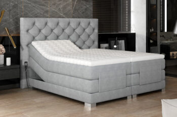 CEDRIK je výnimočná posteľ v luxusnom prevedení. Patrí medzi vysoké boxspringové postele, ktoré ponúkajú jednoduché vstávanie a sadanie na posteľ. Spacia plocha 180 x 200 cm je rozdelená na dve lôžkové časti. Elektricky nastaviteľný rám s diaľkovým ovládaním dáva možnosť polohovania matraca pri hlave aj pri nohách (viď foto). Každé lôžko má samostatný ovládač a môže si nastaviť ideálnu polohu podľa vlastných požiadaviek. Najvýraznejším dizajnovým prvkom je vyvýšené čelo postele, ktoré poskytne pohodlnú opierku hravy a ochráni stenu pred oderom. Zaujímavý je aj dizajn predného čela. Jednofarebné prevedenie dáva možnosť variabilnej kombinácie s ďalším nábytkom či farbami.Posteľ ponúka viac vrstiev matracov. Spodný matrac je vyrobený z bonellovej pružiny, stredový je pocketový. Pre zabezpečenie ešte vyššieho komfortu je súčasťou postele horný topper, ktorý tvorí PUR pena T2542. Posteľ je celočalúnená kvalitnou látkou Grande 81.Rozmery (š/v/h): 198 x 130 x 217 cm. Výška ložnej plochy je 67 cm. Hrúbka zadného čela je 15 cm. Matrac je obojstranný. Poťah je hypoalergénny, snímateľný a prateľný pri 40 ℃. Tvrdosť postele je H3. Posteľ sa predáva kompletná, nie je potrebné doobjednávať rošt ani matrac.Posteľ CEDRIK Vám poskytne komfort, pohodlie a štýlový dizajn. V našej ponuke nájdete aj ďalšie rozmery a farebné prevedenia tejto unikátnej postele. 