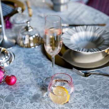 Predstavujeme vám elegantný pohár na šampanské Celeste Typ 1, ktorý je ideálnym doplnkom pre každú oslavu alebo špeciálnu príležitosť. Tento set obsahuje šesť pohárov, každý s objemom 280 ml, čo zaručuje dostatok miesta pre vaše obľúbené bublinky.