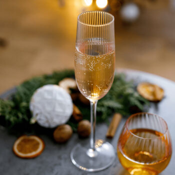 Predstavujeme vám elegantný pohár na šampanské Celeste Typ 1, ktorý je ideálnym doplnkom pre každú oslavu alebo špeciálnu príležitosť. Tento set obsahuje šesť pohárov, každý s objemom 280 ml, čo zaručuje dostatok miesta pre vaše obľúbené bublinky.