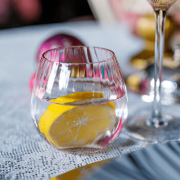 Predstavujeme vám elegantný pohár na vodu Celeste Typ 2, ktorý prichádza v balení po šiestich kusoch. Tento pohár s objemom 350 ml je ideálny pre každodenné použitie aj špeciálne príležitosti. Jeho svetloružová farba dodáva vášmu stolovaniu jemný a moderný nádych, ktorý zaujme každého hosťa.…