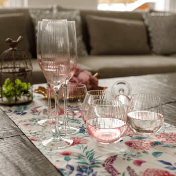 Predstavujeme vám elegantný pohár na vodu Celeste Typ 2, ktorý prichádza v balení po šiestich kusoch. Tento pohár s objemom 350 ml je ideálny pre každodenné použitie aj špeciálne príležitosti. Jeho svetloružová farba dodáva vášmu stolovaniu jemný a moderný nádych, ktorý zaujme každého hosťa.…