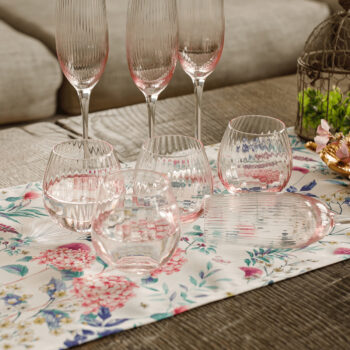 Predstavujeme vám elegantný pohár na vodu Celeste Typ 2, ktorý prichádza v balení po šiestich kusoch. Tento pohár s objemom 350 ml je ideálny pre každodenné použitie aj špeciálne príležitosti. Jeho svetloružová farba dodáva vášmu stolovaniu jemný a moderný nádych, ktorý zaujme každého hosťa.…