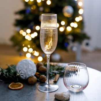 Predstavujeme vám elegantný pohár na vodu Celeste Typ 2, ktorý prichádza v balení po šiestich kusoch. Tento pohár s objemom 350 ml je ideálny pre každodenné použitie aj špeciálne príležitosti. Jeho svetloružová farba dodáva vášmu stolovaniu jemný a moderný nádych, ktorý zaujme každého hosťa.…