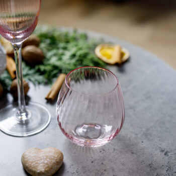 Predstavujeme vám elegantný pohár na vodu Celeste Typ 2, ktorý prichádza v balení po šiestich kusoch. Tento pohár s objemom 350 ml je ideálny pre každodenné použitie aj špeciálne príležitosti. Jeho svetloružová farba dodáva vášmu stolovaniu jemný a moderný nádych, ktorý zaujme každého hosťa.…