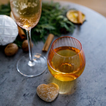 Predstavujeme vám elegantný pohár na vodu Celeste Typ 2, ktorý prichádza v balení po šiestich kusoch. Tento pohár s objemom 350 ml je ideálny pre každodenné použitie aj špeciálne príležitosti. Jeho svetloružová farba dodáva vášmu stolovaniu jemný a moderný nádych, ktorý zaujme každého hosťa.…