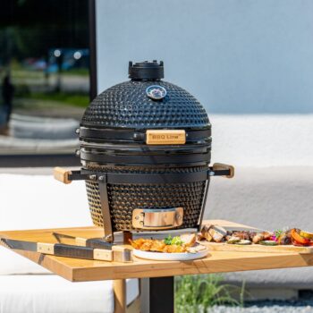 Kvalitné spracovanie, použitý materiál a množstvo funkcií sú superlatívy, ktorými sa vyznačuje čierny keramický gril na drevené uhlie v štýle Kamado CER CL – 16T. Je ideálny pre milovníkov grilovania, ktorí ocenia precíznu reguláciu teploty a rovnomerné…