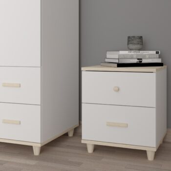Detský nábytok CHILD je vhodný ako do detskej, tak aj študentskej izby. Je v modernom a dizajnovom prevedení. Nábytok CHILD je charakteristický nízkymi nožičkami, eleganciou a moderným prevedením.Nočný stolík je vyrobený z kvalitných LTD dosiek, ktoré sú nenáročné na údržbu. Nočný stolík disponuje dvomi zásuvkami.Farebné prevedenie: biela, akácia.Rozmery:šírka: 40 cmvýška: 53 cmhĺbka: 40 cmDodávame v demontovanom stave.  