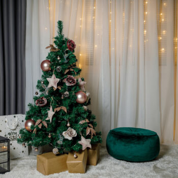 Vianočný stromček Christmas Typ 10 s výškou 120 cm je ideálnym riešením pre tých, ktorí hľadajú moderný a praktický doplnok do svojho interiéru počas sviatočného obdobia. Tento stromček v zelenej farbe je navrhnutý tak, aby priniesol do vášho domova autentickú atmosféru Vianoc.