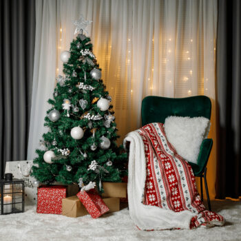 Vianočný stromček Christmas Typ 10 s výškou 160 cm je ideálnym doplnkom pre váš interiér počas sviatočného obdobia. Tento moderný stromček v zelenom prevedení prinesie do vášho domova atmosféru pravých Vianoc. Je vyrobený z kvalitného PVC a kovu, čo zaručuje jeho dlhú životnosť…