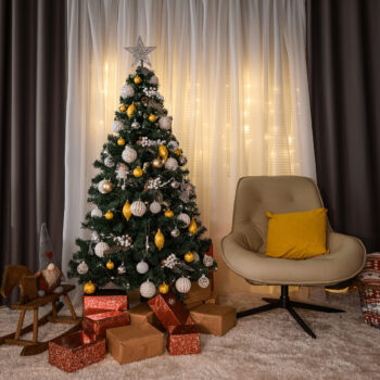 Vianočný stromček Christmas Typ 10 s výškou 160 cm je ideálnym doplnkom pre váš interiér počas sviatočného obdobia. Tento moderný stromček v zelenom prevedení prinesie do vášho domova atmosféru pravých Vianoc. Je vyrobený z kvalitného PVC a kovu, čo zaručuje jeho dlhú životnosť…