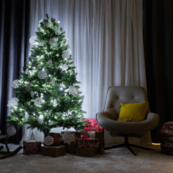 Vianočný stromček Christmas Typ 12 s výškou 180 cm je ideálnym doplnkom pre váš interiér počas sviatočného obdobia. Tento moderný stromček v zelenom prevedení prinesie do vášho domova atmosféru skutočných Vianoc. Je vyrobený z kvalitného PVC a kovu, čo zaručuje jeho dlhú…