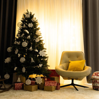 Vianočný stromček Christmas Typ 12 s výškou 180 cm je ideálnym doplnkom pre váš interiér počas sviatočného obdobia. Tento moderný stromček v zelenom prevedení prinesie do vášho domova atmosféru skutočných Vianoc. Je vyrobený z kvalitného PVC a kovu, čo zaručuje jeho dlhú…