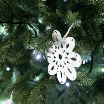 Vianočný stromček Christmas Typ 12 s výškou 180 cm je ideálnym doplnkom pre váš interiér počas sviatočného obdobia. Tento moderný stromček v zelenom prevedení prinesie do vášho domova atmosféru skutočných Vianoc. Je vyrobený z kvalitného PVC a kovu, čo zaručuje jeho dlhú…