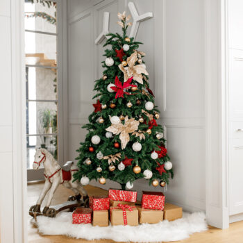 Vianočný stromček Christmas Typ 3 s výškou 180 cm je ideálnym doplnkom pre váš interiér počas sviatočného obdobia. Tento moderný stromček v zelenom prevedení prinesie do vášho domova autentickú atmosféru Vianoc. Je vyrobený z kvalitného PVC a kovu, čo zaručuje jeho dlhú…