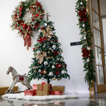 Vianočný stromček Christmas Typ 3 s výškou 180 cm je ideálnym doplnkom pre váš interiér počas sviatočného obdobia. Tento moderný stromček v zelenom prevedení prinesie do vášho domova autentickú atmosféru Vianoc. Je vyrobený z kvalitného PVC a kovu, čo zaručuje jeho dlhú…