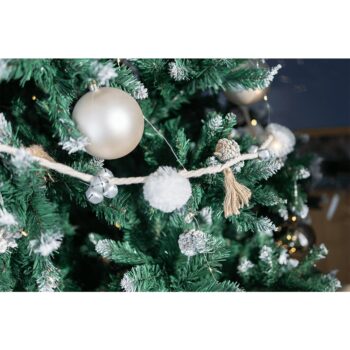 Vianočný stromček Christmas Typ 4 s výškou 220 cm je ideálnym doplnkom pre váš interiér počas sviatočného obdobia. Tento moderný stromček v zelenom prevedení prinesie do vášho domova autentickú atmosféru Vianoc, pričom jeho husté ihličie s imitáciou snehu a dekoratívnymi šiškami…
