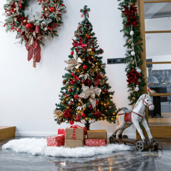 Vianočný stromček s osvetlením Christmas Typ 5 LED450 je ideálnou voľbou pre tých, ktorí hľadajú moderný a elegantný doplnok do svojho interiéru počas vianočných sviatkov. Tento stromček s výškou 180 cm a šírkou 110 cm ponúka realistický vzhľad hustého ihličia, ktoré je vyrobené…