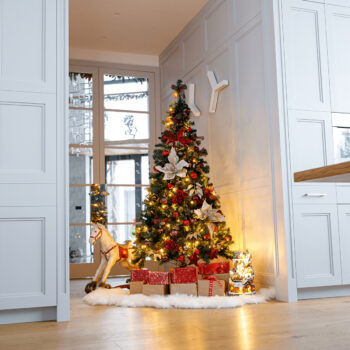 Vianočný stromček s osvetlením Christmas Typ 5 LED450 je ideálnou voľbou pre tých, ktorí hľadajú moderný a elegantný doplnok do svojho interiéru počas vianočných sviatkov. Tento stromček s výškou 180 cm a šírkou 110 cm ponúka realistický vzhľad hustého ihličia, ktoré je vyrobené…