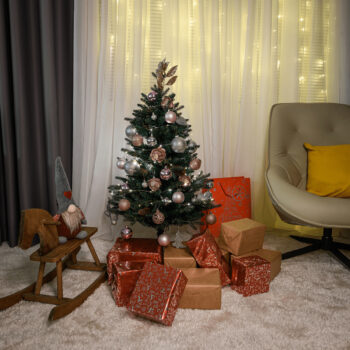 Vianočný stromček Christmas Typ 8 s výškou 108 cm je ideálnym doplnkom pre váš interiér počas sviatočného obdobia. Tento moderný stromček v zelenom prevedení prinesie do vášho domova atmosféru skutočných Vianoc. Je vyrobený z kvalitného PVC a kovu, čo zaručuje jeho dlhú…