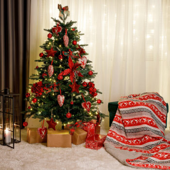 Vianočný stromček Christmas Typ 8 s výškou 140 cm je ideálnym riešením pre tých, ktorí hľadajú moderný a realistický vzhľad vianočného stromčeka. Tento model od značky KONDELA je navrhnutý tak, aby priniesol do vášho interiéru pravú sviatočnú atmosféru.