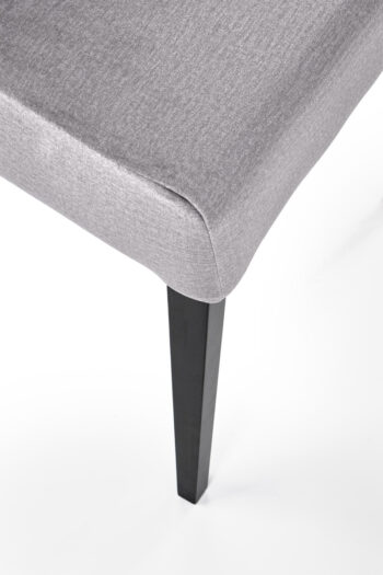Elegantná stolička CLARION 2 dokáže úplne zmeniť dizajn a interiér Vašej kuchyne či jedálne. Rozmery stoličky sú (ŠxHxV): 42x58x97 cm. Výška sedu je 49 cm. Je vyrobená z masívneho bukového dreva a čalúnená príjemnou a kvalitou látkou. Farebné prevedenie stoličky je v čiernej v kombinácii so…