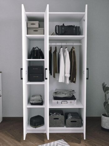 Šatníková skriňa CLASSIE je v elegantnom a modernom prevedení. Vďaka farebnému prevedeniu dokonale zapadne do rôzcnych interiérov. Skriňa má množstvo úložného priestoru. Táto šatníková skriňa je vyrobená z kvalitných LTD dosiek, ktoré sú nenáročné na údržbu. Ich hrúbka je 18 mm. Farebné prevedenie: biela.Šatníková skriňa je 3-dverová. Na dverách sú použité spomaľovacie pánty, ktoré zabraňujú nárazom dverí do korpusu.Rozmery skrine:Šírka: 90 cmVýška: 180 cmHĺbka: 47 cmDodávame v demontovanom stave. 