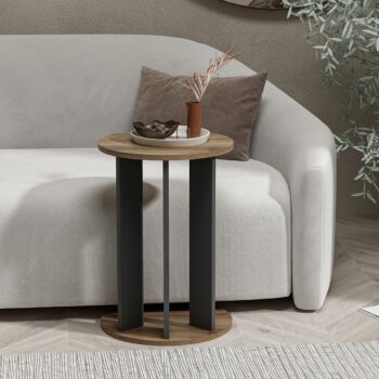 Odkladací stolík CLASSY – Elegantný a praktický doplnok do obývacej izbyOdkladací stolík CLASSY je štýlový a funkčný kus nábytku, ktorý prinesie moderný vzhľad a praktickosť do vašej obývačky. Vďaka kombinácii dekoru dora a antracit, obdĺžnikovému tvaru a kovovým nohám sa stane ideálnym doplnkom do každého interiéru. Perfektný na odkladanie kníh, časopisov alebo dekorácií.Hlavné vlastnosti produktu:Typ tovaru: Odkladací stolíkVhodné do miestnosti: Obývacia izbaMateriál: Melamín, VT laminátRozmery: 64 x 34 x 44 cmFarba: Dora + antracitTvar: ObdĺžnikovýHrúbka materiálu: 18 mmDodatočné informácie: Dodávame v demonte, kovové nohyOdkladací stolík CLASSY je vyrobený z kvalitných materiálov, ktoré zaisťujú dlhú životnosť a jednoduchú údržbu. Jeho kompaktné rozmery a elegantný dizajn umožňujú ľahké začlenenie do akéhokoľvek priestoru. Zaobstarajte si odkladací stolík CLASSY a získajte štýlový a praktický prvok pre váš domov!