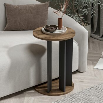Odkladací stolík CLASSY – Elegantný a praktický doplnok do obývacej izbyOdkladací stolík CLASSY je štýlový a funkčný kus nábytku, ktorý prinesie moderný vzhľad a praktickosť do vašej obývačky. Vďaka kombinácii dekoru dora a antracit, obdĺžnikovému tvaru a kovovým nohám sa stane ideálnym doplnkom do každého interiéru. Perfektný na odkladanie kníh, časopisov alebo dekorácií.Hlavné vlastnosti produktu:Typ tovaru: Odkladací stolíkVhodné do miestnosti: Obývacia izbaMateriál: Melamín, VT laminátRozmery: 64 x 34 x 44 cmFarba: Dora + antracitTvar: ObdĺžnikovýHrúbka materiálu: 18 mmDodatočné informácie: Dodávame v demonte, kovové nohyOdkladací stolík CLASSY je vyrobený z kvalitných materiálov, ktoré zaisťujú dlhú životnosť a jednoduchú údržbu. Jeho kompaktné rozmery a elegantný dizajn umožňujú ľahké začlenenie do akéhokoľvek priestoru. Zaobstarajte si odkladací stolík CLASSY a získajte štýlový a praktický prvok pre váš domov!