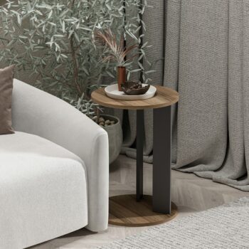 Odkladací stolík CLASSY – Elegantný a praktický doplnok do obývacej izbyOdkladací stolík CLASSY je štýlový a funkčný kus nábytku, ktorý prinesie moderný vzhľad a praktickosť do vašej obývačky. Vďaka kombinácii dekoru dora a antracit, obdĺžnikovému tvaru a kovovým nohám sa stane ideálnym doplnkom do každého interiéru. Perfektný na odkladanie kníh, časopisov alebo dekorácií.Hlavné vlastnosti produktu:Typ tovaru: Odkladací stolíkVhodné do miestnosti: Obývacia izbaMateriál: Melamín, VT laminátRozmery: 64 x 34 x 44 cmFarba: Dora + antracitTvar: ObdĺžnikovýHrúbka materiálu: 18 mmDodatočné informácie: Dodávame v demonte, kovové nohyOdkladací stolík CLASSY je vyrobený z kvalitných materiálov, ktoré zaisťujú dlhú životnosť a jednoduchú údržbu. Jeho kompaktné rozmery a elegantný dizajn umožňujú ľahké začlenenie do akéhokoľvek priestoru. Zaobstarajte si odkladací stolík CLASSY a získajte štýlový a praktický prvok pre váš domov!