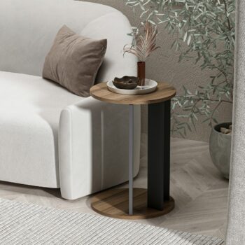 Odkladací stolík CLASSY – Elegantný a praktický doplnok do obývacej izbyOdkladací stolík CLASSY je štýlový a funkčný kus nábytku, ktorý prinesie moderný vzhľad a praktickosť do vašej obývačky. Vďaka kombinácii dekoru dora a antracit, obdĺžnikovému tvaru a kovovým nohám sa stane ideálnym doplnkom do každého interiéru. Perfektný na odkladanie kníh, časopisov alebo dekorácií.Hlavné vlastnosti produktu:Typ tovaru: Odkladací stolíkVhodné do miestnosti: Obývacia izbaMateriál: Melamín, VT laminátRozmery: 64 x 34 x 44 cmFarba: Dora + antracitTvar: ObdĺžnikovýHrúbka materiálu: 18 mmDodatočné informácie: Dodávame v demonte, kovové nohyOdkladací stolík CLASSY je vyrobený z kvalitných materiálov, ktoré zaisťujú dlhú životnosť a jednoduchú údržbu. Jeho kompaktné rozmery a elegantný dizajn umožňujú ľahké začlenenie do akéhokoľvek priestoru. Zaobstarajte si odkladací stolík CLASSY a získajte štýlový a praktický prvok pre váš domov!