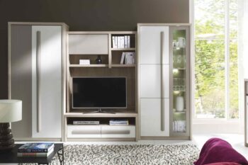 Obývacia stena COMA je výbornou voľbou do domácnosti pre milovníkov moderného minimalistického štýlu. Je zložená: skriňa, skriňová vitrína podsvietená LED svetlami, stolík pod televízor s dostatočne veľkým otvorom na DVD/Set top box a nadstavec nad televízor s policami.Komoda napravo vyobrazená na obrázku nie je súčasťou zostavy. Farba korpusu: brest. Dvierka skríň sú pokryté PVC ochrannou fóliou odolnou voči poškrabaniu s bielym leskom.Parametre jednotlivých častí zostavy:- skriňová vitrína 194x90x43- skriňa 194x90x53- podstavec pod TV 44x120x53- nadstavec nad TV s policami 138x120x31 Obývacia stena sa dodáva v demonte.