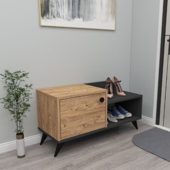 Botník CONCORD – Praktický a elegantný úložný priestor pre vašu predsieňBotník CONCORD ponúka moderný dizajn a praktické usporiadanie, vďaka ktorému bude vaša predsieň vždy prehľadná a štýlová. Tento botník je vybavený plnými dvierkami a odkladacou policou, čo poskytuje dostatok úložného priestoru pre vašu obuv a ďalšie doplnky. Ideálna voľba pre všetkých, ktorí hľadajú kombináciu funkčnosti a estetiky.Hlavné vlastnosti produktu:Typ tovaru: BotníkVhodné do miestnosti: PredsieňMateriál: Melamín, VT laminaRozmery: 45.6 x 89 x 35 cmFarba: borovica Atlantic / antracitVybavenie: Plné dvierka a odkladacie policePočet dvierok: 1Hrúbka materiálu: 18 mmDodatočné informácie: Dodávame v demonteBotník CONCORD je vyrobený z kvalitných materiálov, ktoré zaisťujú dlhú životnosť a jednoduchú údržbu. Jeho elegantný a univerzálny vzhľad sa hodí do akéhokoľvek interiéru. Zaobstarajte si botník CONCORD a vytvorte si predsieň, ktorá je nielen praktická, ale aj štýlová!